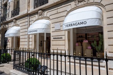 Paris, Fransa - 11 Temmuz 2023: Fransa 'nın Şanzelize bölgesindeki bir Ferragamo mağazasının dış görünümü. Ferragamo, deri ürünleri, moda ve lüks üzerine uzmanlaşmış bir İtalyan markasıdır.