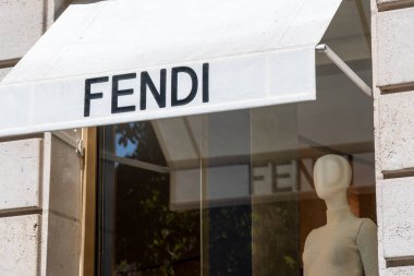 Paris, Fransa - 11 Temmuz 2023: Fransa 'nın Şanzelize bölgesindeki bir Fendi mağazasının dış görünümü. Fendi moda ve lüks konusunda uzmanlaşmış bir İtalyan markasıdır.