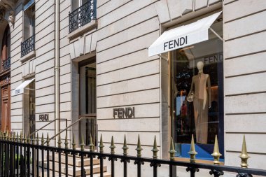 Paris, Fransa - 11 Temmuz 2023: Fransa 'nın Şanzelize bölgesindeki bir Fendi mağazasının dış görünümü. Fendi moda ve lüks konusunda uzmanlaşmış bir İtalyan markasıdır.