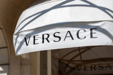 Paris, Fransa - 11 Temmuz 2023: Fransa 'nın Şanzelize bölgesinde bir Versace mağazasının dış güneşliği. Versace moda ve lüks konusunda uzmanlaşmış bir İtalyan markasıdır.