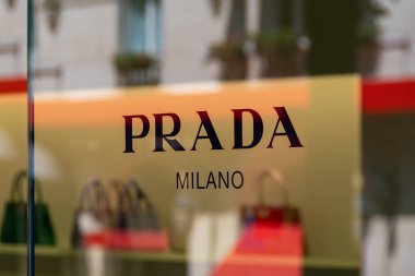 Paris, Fransa - 11 Temmuz 2023: Fransa 'nın Şanzelize bölgesindeki bir Prada butiğinin kapısını imzalayın. Prada moda ve lüks konusunda uzmanlaşmış bir İtalyan markasıdır.