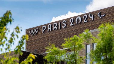 Saint-Denis, Fransa - 17 Temmuz 2023: 2024 Olimpiyat ve Engelli Olimpiyatları için Paris Organizasyon Komitesi genel merkezinin bulunduğu binanın tepesini imzalayın