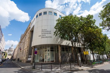 Paris, Fransa - 21 Temmuz 2023: Ecole Nationale Üstünlüğü des Arts Decoratifs (EnsAD, ayrıca Arts Decos, Ecole des Arts Decoratifs olarak da bilinir), ünlü Fransız sanat ve tasarım okulu.