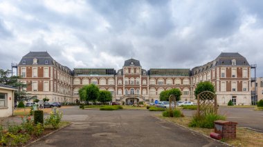 Chartres, Fransa - 23 Temmuz 2023: Chartres Oteli 'nin dış görünüşü, Chartres hastanelerinin sağlık merkezi, çeşitli tıbbi ve paramedikal aktiviteleri bir araya getiriyor.