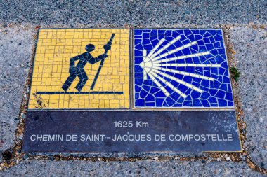 Chartres, Fransa - 23 Temmuz 2023: Santiago de Compostela 'ya yapılan hac güzergahının işaretlenmesi Chartres Katedrali' nin ön avlusunda yer almaktadır.)