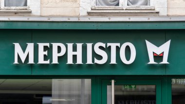 Chartres, Fransa - 23 Temmuz 2023: Mephisto mağazasının ticari tabela ve logosu. Mephisto ayakkabı ve aksesuar üreten bir Fransız şirketidir.