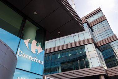 Massy, Fransa - 30 Temmuz 2023: Carrefour 'un dünya konut merkezi binası cephesi, küresel varlığıyla çok uluslu bir Fransız perakende ve toptan satış şirketi.