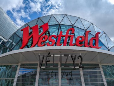 Velizy-Villacoublay, Fransa - 2 Ağustos 2023: Fransız çokuluslu firması Unibail-Rodamco-Westfield tarafından yönetilen Westfield Velizy 2 bölgesel alışveriş merkezinin girişini imzalayın