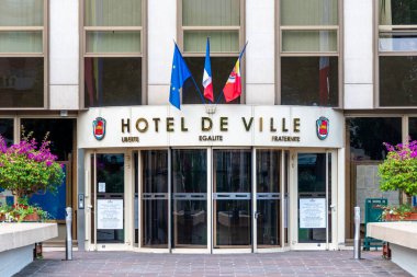 Rueil-Malmaison, Fransa - 13 Ağustos 2023: Paris 'in batısındaki Ile-de-France bölgesinde Hauts-de-Seine bölgesinde bir komün olan Rueil-Malmaison belediye binasına giriş
