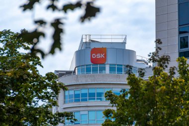 Rueil-Malmaison, Fransa - 13 Ağustos 2023: Eski bir İngiliz çokuluslu ilaç şirketi olan GlaxoSmithKline, GSK 'nın Fransız karargahının dış görünümü