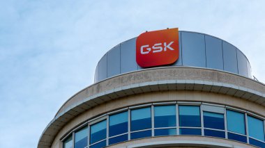 Rueil-Malmaison, Fransa - 13 Ağustos 2023: Eski bir İngiliz çokuluslu ilaç şirketi GlaxoSmithKline olan GSK 'nın Fransız karargahının inşaatı ve logosu