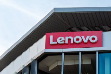 Rueil-Malmaison, Fransa - 13 Ağustos 2023: Genel olarak bilgisayar, telefon, sunucu ve televizyon üreten Çinli bir şirket olan Lenovo 'nun Fransız karargahının dış görünümü