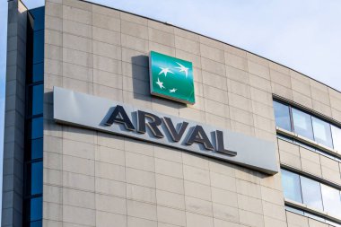 Rueil-Malmaison, Fransa - 13 Ağustos 2023: Rueil-Malmaison 'daki Arval binasının tepesinde imza ve logo. Arval, uzun vadeli araç kiralama konusunda uzmanlaşmış bir BNP Paribas yan kuruluşu.