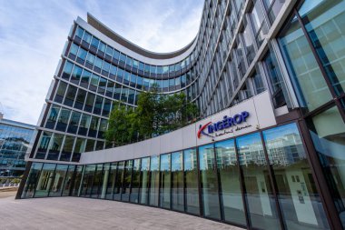 Rueil-Malmaison, Fransa - 13 Ağustos 2023: Mühendislik, sürdürülebilir hareketlilik ve enerji geçişi konusunda danışmanlık yapan bir Fransız grubu olan Ingerop 'un merkezinin dış görünüşü