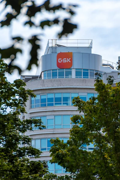 Rueil-Malmaison, Fransa - 13 Ağustos 2023: Eski bir İngiliz çokuluslu ilaç şirketi olan GlaxoSmithKline, GSK 'nın Fransız karargahının dış görünümü
