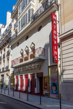 Paris, Fransa - 17 Ağustos 2023: Mathurins Tiyatrosu 'nun dış görünüşü, aynı zamanda 