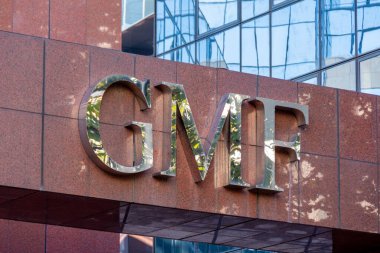Levallois-Perret, Fransa - 20 Ağustos 2023: Garantie Mutuelle des Fonctionnaires 'in genel merkezi olan binayı imzalayın.