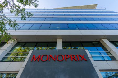 Clichy, Fransa - 20 Ağustos 2023: Fransız Monoprix şirketinin genel merkezinin bulunduğu binanın imzası ve logosu. Monoprix, moda, güzellik ve ev ürünlerinin yanı sıra perakende gıda da depoluyor.