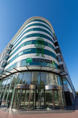 Levallois-Perret, Fransa - 20 Ağustos 2023: Cetelem markasını yöneten bir Fransız şirketi olan BNP Paribas Kişisel Finans 'ın dış görünümü, tüketici kredisi konusunda uzmanlaşmıştır.