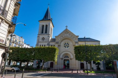 Levallois-Perret, Fransa - 20 Ağustos 2023: Levallois-Perret 'teki Katolik kilisesi, Fransa' nın Ile-de-France bölgesindeki Hauts-de-Seine bölgesinde yer alan Saint-Justin kilisesinin dış görünüşü
