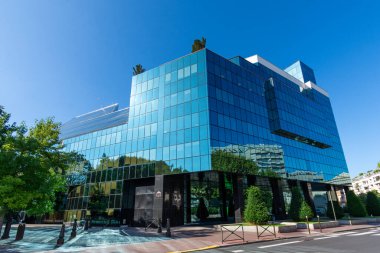 Levallois-Perret, Fransa - 20 Ağustos 2023: Fransa 'nın Levallois-Perret kentindeki Fransız endüstriyel şirketi Plastic Omnium' un konut ofislerinin dış görünümü