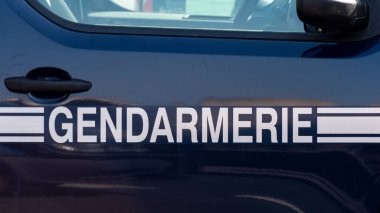 Paris, Fransa - 6 Eylül 2023: Fransız Ulusal Jandarma 'sının devriye ve müdahale aracının yanında Fransızca yazılmış bir 
