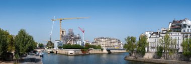 Paris, Fransa - 6 Eylül 2023: 2019 'daki yangından sonra Paris' teki Notre-Dame Katedrali 'ndeki yeniden inşa ve restorasyon çalışmaları