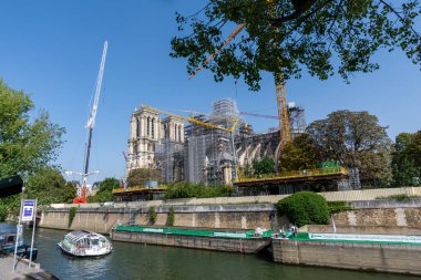 Paris, Fransa - 6 Eylül 2023: 2019 'daki yangından sonra Paris' teki Notre-Dame Katedrali 'ndeki yeniden inşa ve restorasyon çalışmaları