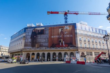Paris, Fransa - 15 Eylül 2023: Bottega Veneta dev reklam panosu restorasyonun iskelesini kapsıyor Paris 'teki bir binanın ön cephesinde