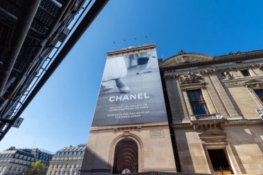 Paris, Fransa - 15 Eylül 2023: Paris Opera binasının ön cephesindeki restorasyon çalışmalarını kapsayan Chanel büyük reklam panosu (Palais Garnier)