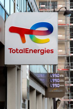 Paris, Fransa - 25 Eylül 2023: Fransız petrol şirketi TotalEnergies 'in bir benzin istasyonunun imza ve logosu. Yakıt fiyatları arka planda gösteriliyor