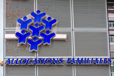 Paris, Fransa - 25 Eylül 2023: Caisse d 'Allocations Familiales' in (CAF) inşaatı için imza ve logo. CAF, Fransız sosyal güvenliğinin aile şubesidir.