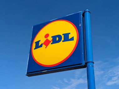 Chatillon, Fransa - 28 Eylül 2023: bir Lidl süpermarketinin imza ve logosu. Arka planda mavi gökyüzü. Lidl, düşük fiyatlarıyla bilinen bir Alman perakende şirketidir.