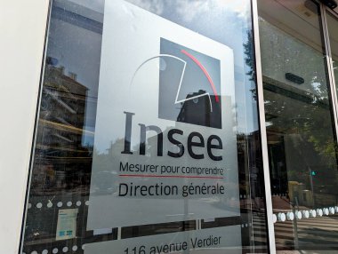 Montrouge, Fransa - 28 Eylül 2023: Fransa 'daki resmi istatistiklerden sorumlu Ulusal İstatistik ve Ekonomik Çalışmalar Enstitüsü' nün (INSEE) genel merkezinin girişini imzalayın