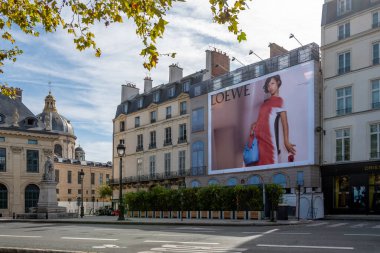 Paris, Fransa - 2 Ekim 2023: Loewe için dev reklam panosu, bir İspanyol lüks moda evi, Paris 'teki bir binanın ön cephesindeki restorasyon çalışmalarını kapsıyor.