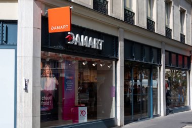 Paris, Fransa - 2 Ekim 2023: Damart mağazasının dış görünüşü. Damart, merkezi Roubaix, Fransa 'da bulunan bir Fransız tekstil markasıdır.