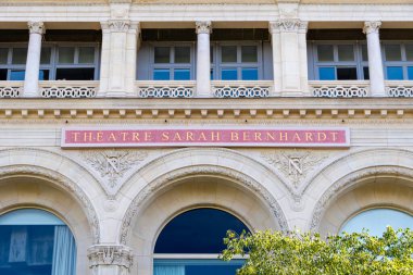 Paris, Fransa - 2 Ekim 2023: Sarah Bernhardt Tiyatrosu 'nun ön cephesine imza atın, daha önce Paris' teki Place du Chatelet 'in bulunduğu Paris Tiyatrosu olarak adlandırılmıştı.