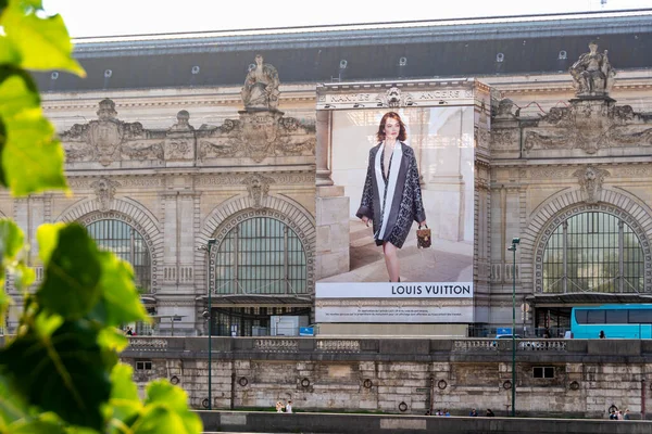 Paris, Fransa - 2 Ekim 2023: Louis Vuitton 'un meşhur Orsay Müzesi' nin ön cephesindeki restorasyon çalışmalarını kapsayan dev reklam panosu