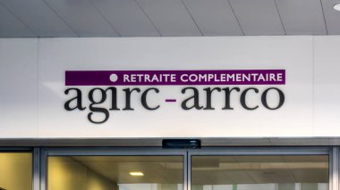 Paris, Fransa - 6 Ekim 2023: Agirc-Arrco genel merkezinin girişinde imza ve logo. Agirc-Arrco, Fransa 'da özel sektörde çalışan çalışanların ek emeklilik organizasyonu.