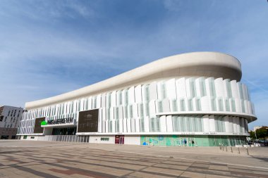 Nanterre, Fransa - 9 Ekim 2023: U Arena olarak da bilinen Paris La Defense Arena 'nın dış görünüşü. Paris La Defense Arena, Arche de la Defense 'ın arkasında yer alan çok amaçlı bir stadyum ve konser salonudur.