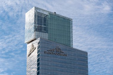 Courbevoie, Fransa - 9 Ekim 2023: Paris-La Savunma İş Bölgesi 'nde yer alan Fransız Saint-Gobain şirketinin genel merkezinin dış görünüşü