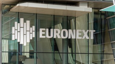Courbevoie, Fransa - 9 Ekim 2023: Paris La Defense iş bölgesindeki Eurontext binasının girişinde imza ve logo. Euronext avro bölgesinin ana borsası.