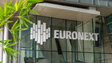 Courbevoie, Fransa - 9 Ekim 2023: Paris La Defense iş bölgesindeki Eurontext binasının girişinde imza ve logo. Euronext avro bölgesinin ana borsası.