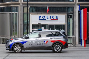 Puteaux, Fransa - 9 Ekim 2023: Fransız ulusal polis aracı Paris La Savunma Bölgesi 'ndeki polis karakolunun girişinin önüne park edildi.