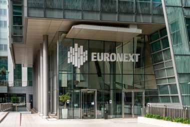 Courbevoie, Fransa - 9 Ekim 2023: Paris La Defense iş bölgesindeki Euronext binasına giriş. Euronext avro bölgesinin ana borsası.