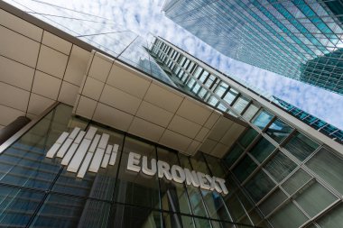 Courbevoie, Fransa - 9 Ekim 2023: Paris La Defense iş bölgesindeki Eurontext binasının girişinde imza ve logo. Euronext avro bölgesinin ana borsası.