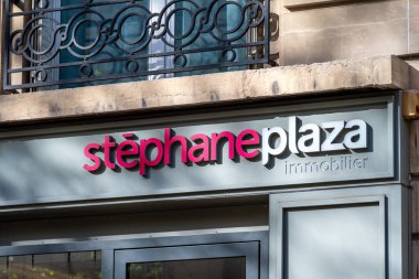 Paris, Fransa - 19 Ekim 2023: Stéphane Plaza emlak acentesinin ticari tabela ve logosu. Stphane Plaza Immobilier, Fransız emlak ajansları ağı.