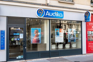 Paris, Fransa - 19 Ekim 2023: Audika mağazasının dış görünüşü. Audika Groupe işitme cihazı satan bir Fransız şirketidir.