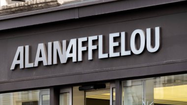Paris, Fransa - 19 Ekim 2023: Alain Afflelou mağazasının imza ve logosu. Alain Afflelou, gözlük ve optik ürünlerin dağıtımı konusunda uzmanlaşmış bir gözlükçüler zinciridir.