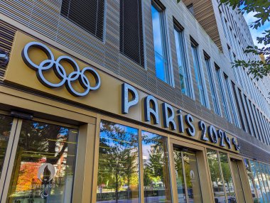 Saint-Denis, Fransa - 31 Ekim 2023: 2024 Yaz Olimpiyatları ve Engelli Olimpiyatları için Paris Organizasyon Komitesi genel merkezinin bulunduğu binaya giriş